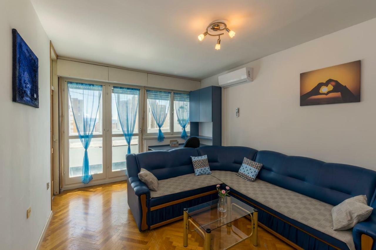 Azure Apartment *
