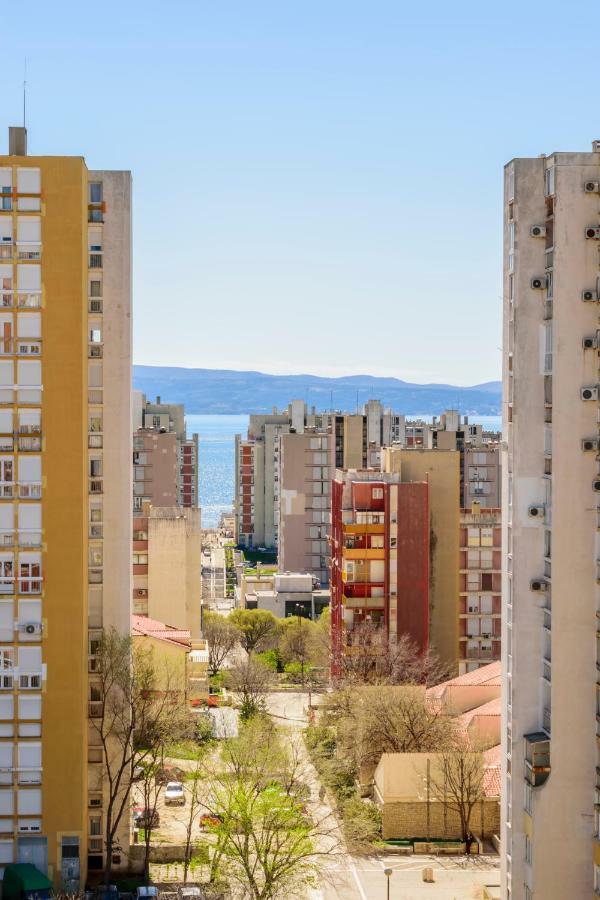Azure Apartment *